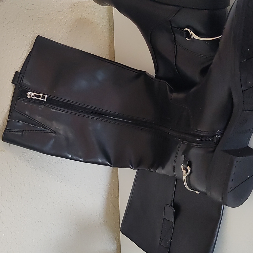 winter boot with  few white stains on the leather in good condition
